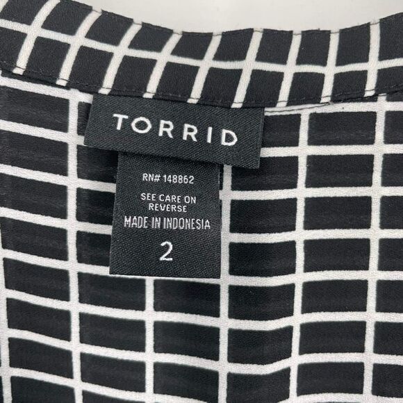 Torrid Womens Windowpane Plaid High Low Hem Split Neck Blouse Black White Size 2 - Picture 10 of 11